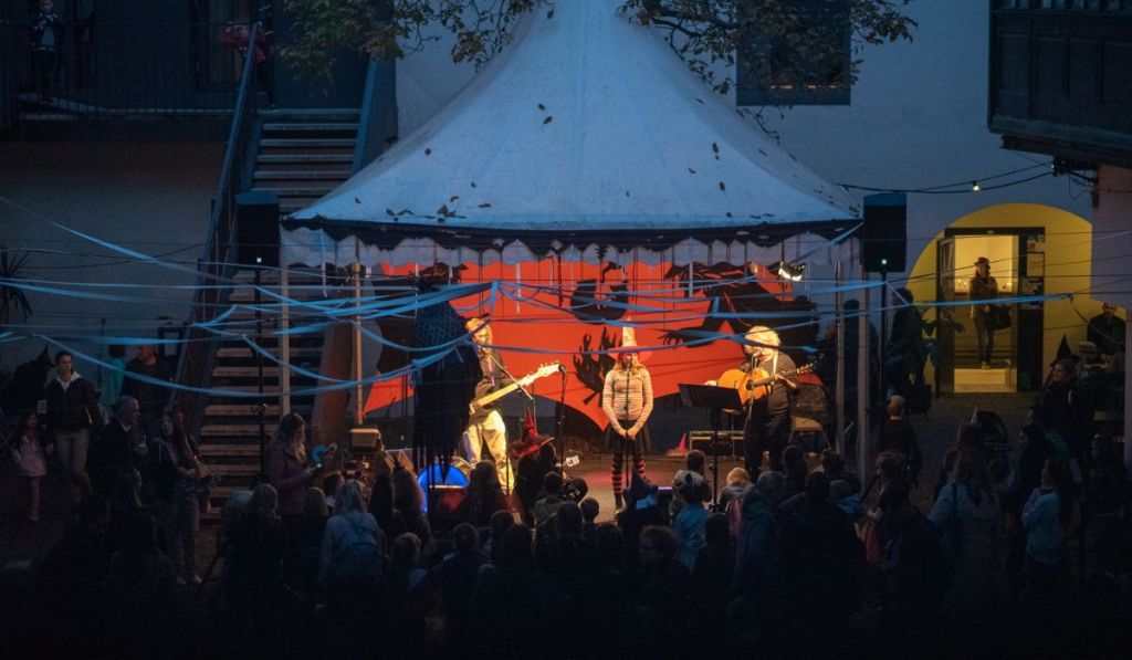 Noč čarovnic Vetrinjski dvor